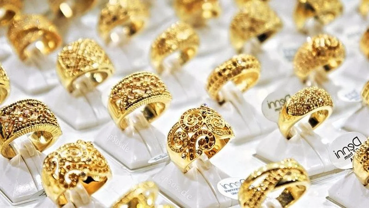 سعر الذهب عيار 21 يسجل تراجعا مفاجئا بعد موجة صعود قوية بالسوق